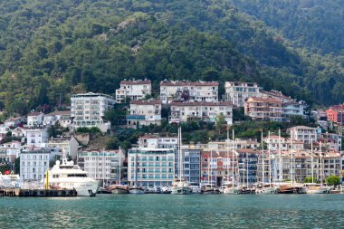 17 Haziran 2019 Fethiye, Türkiye - Bir koyda dağda çağlayan evler