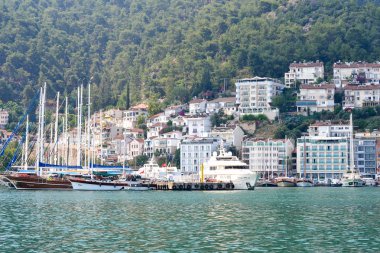 17 Haziran 2019 Fethiye, Türkiye - Bir koyda dağda çağlayan evler