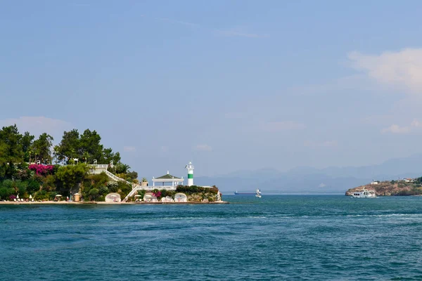 Uitzicht vanaf de zee naar de vuurtoren. Afrit van de baai van Fethiye, Turkije — Stockfoto