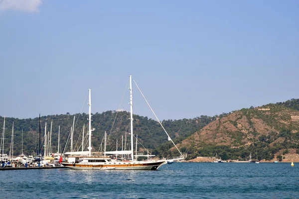17 Haziran 2019 Fethiye, Türkiye - Fethiye Körfezi'ne park etmiş deniz yelkenli gemileri, Türkiye.