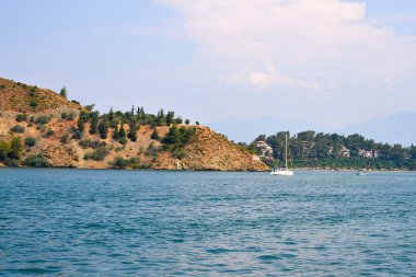 17 Haziran 2019 Fethiye Türkiye, - Ormanla kaplı kıyı dağlarında gemiden görünüm