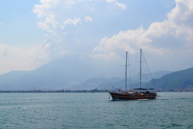 17 Haziran 2019 Fethiye Türkiye. - Yelken zevk tekne koy bırakır. Fethiye, Türkiye