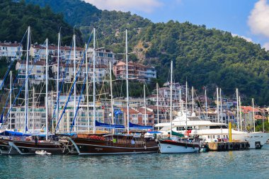17 Haziran 2019 Fethiye, Türkiye - Fethiye Körfezi'ne park etmiş deniz yelkenli gemileri, Türkiye.
