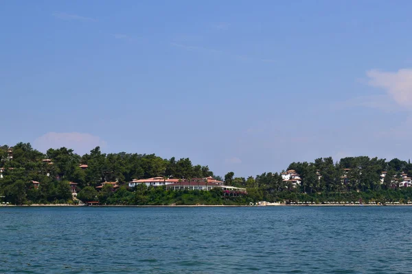 17 Haziran 2019 Fethiye Türkiye, - Ormanla kaplı kıyı dağlarında gemiden görünüm — Stok fotoğraf