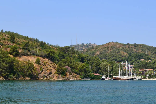 17 de junho de 2019 Fethiye Turquia, - Vista do navio nas montanhas costeiras cobertas de floresta — Fotografia de Stock