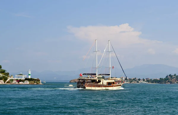 17 juni 2019 Fethiye Turkije. -Zeilplezier boot voor toeristische boottochten in de Middellandse Zee — Stockfoto