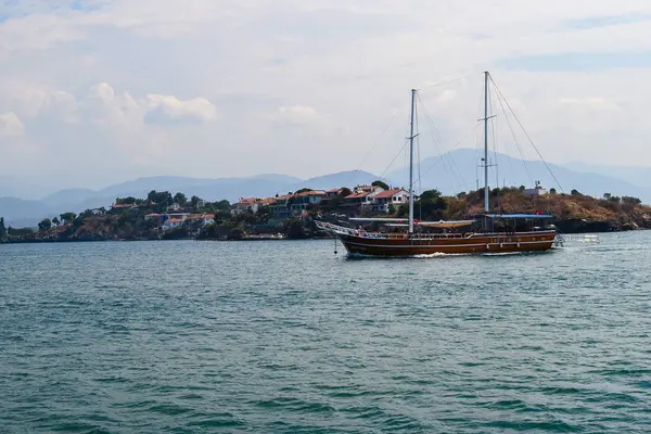 17 Haziran 2019 Fethiye Türkiye. - Yelken zevk tekne koy bırakır. Fethiye, Türkiye — Stok fotoğraf