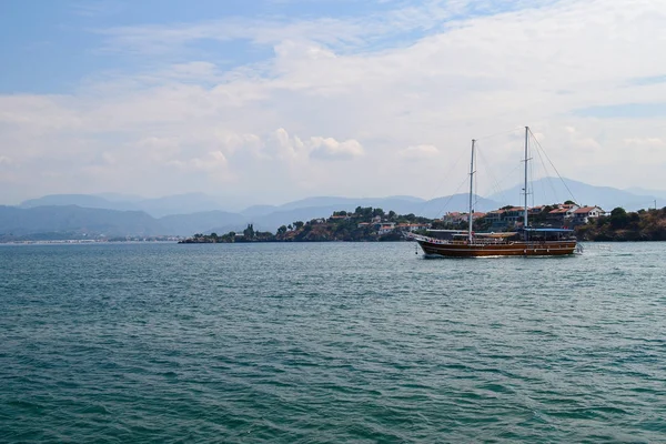 17 Haziran 2019 Fethiye Türkiye. - Akdeniz'de turistik tekne gezileri için yelken zevk tekne — Stok fotoğraf