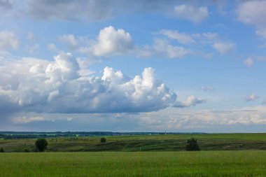 Gökyüzündeki güzel bulutlar. Yağmurun habercisi bulutlar.