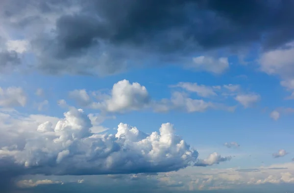 空に美しい雲。雨を予見する雲. — ストック写真