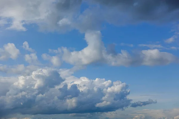 空に美しい雲。雨を予見する雲. — ストック写真