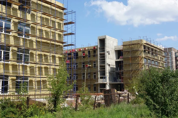 Stevige muurisolatie met steenwol. Energie-efficiëntie-huis muur renoveren voor energiebesparing. Buitenkant huis muur warmte-isolatie met steenwol. Buitenmuur isolatie. — Stockfoto