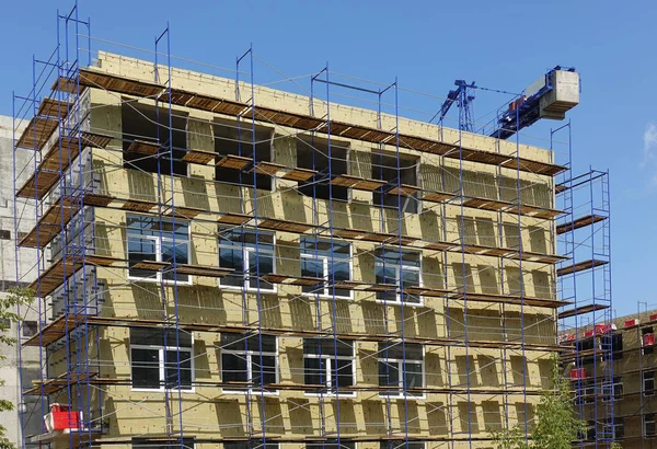 Taş yünü ile sağlam duvar izolasyonu. Enerji verimliliği ev duvar yenileme enerji tasarrufu için. Dış ev duvar ısı yalıtımı mineral yün ile. Dış duvar izolasyonu.