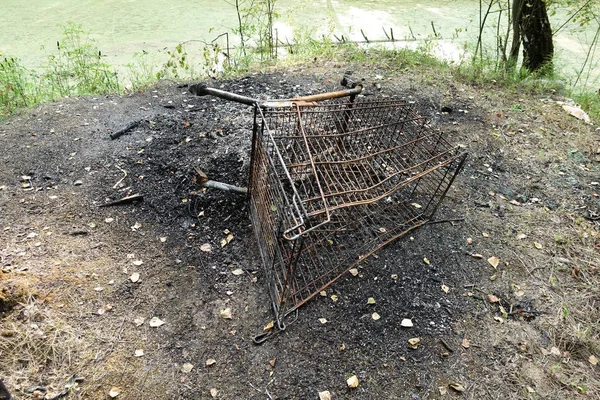 Burnt supermarket cart in ash from a fire. Vandalism — Stock Photo, Image