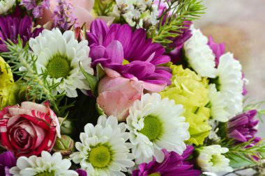 Çiçeklerin arka planı. Bir buket yakın çekim farklı çiçekler