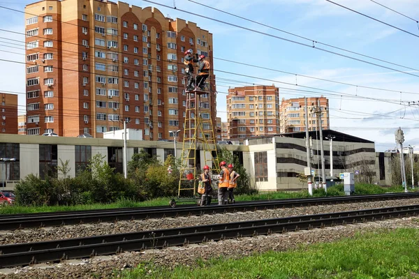16 augusti 2019 Ryssland, Podolsk. -Järnvägsarbetare reparerar ledningar på järnvägs — Stockfoto