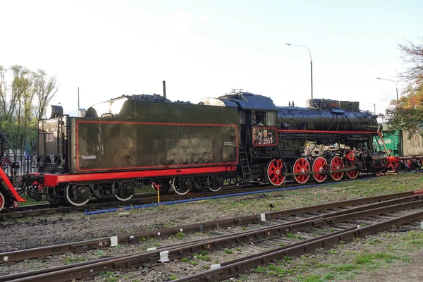 13 september 2019 Ryssland, Moskva. -Gammalt ånglok på utställningen av järnvägstransport — Stockfoto