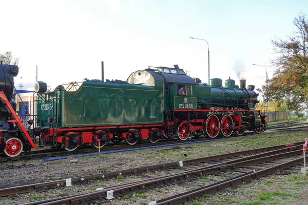 13 septembre 2019 Russie, Moscou. - Vieille locomotive à vapeur à l'exposition du transport ferroviaire — Photo