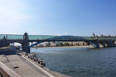 Moskova nehri üzerindeki köprünün manzarası. Ahşap dolgu.