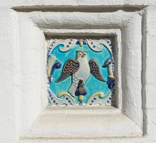 Imagen de un pájaro sobre baldosas de cerámica. Antigua decoración de la antigua iglesia ortodoxa . — Foto de Stock