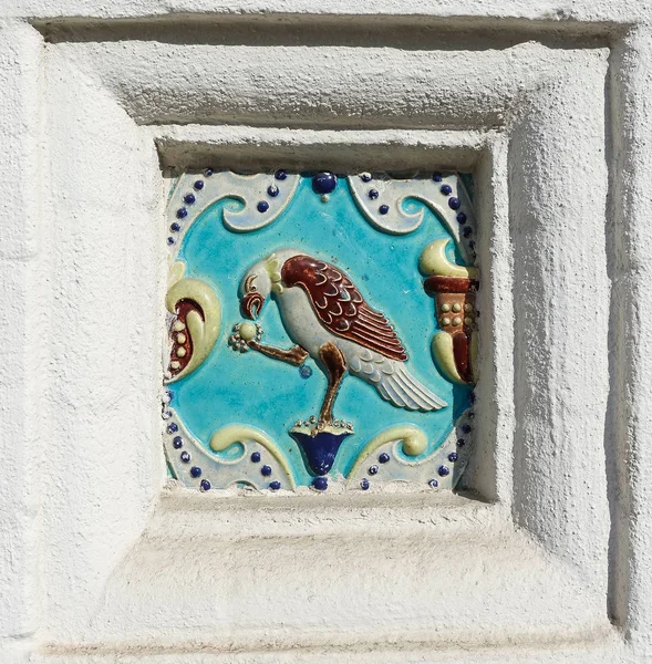 Imagen de un pájaro sobre baldosas de cerámica. Antigua decoración de la antigua iglesia ortodoxa . — Foto de Stock