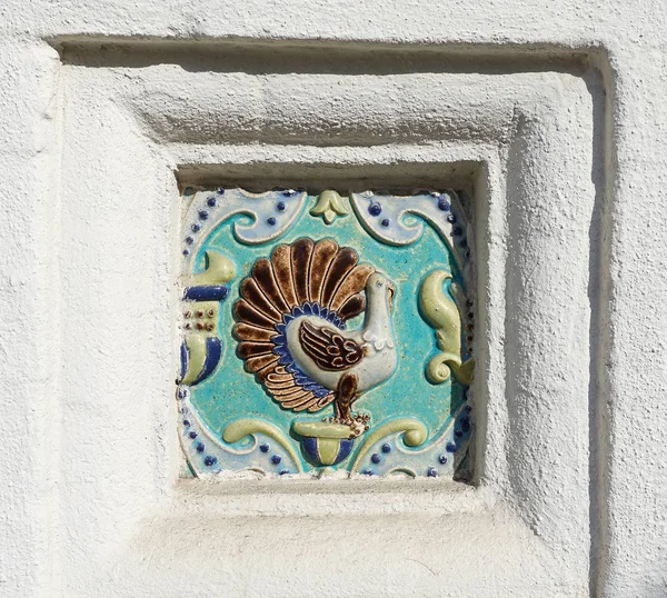 Imagen de un pájaro sobre baldosas de cerámica. Antigua decoración de la antigua iglesia ortodoxa . — Foto de Stock