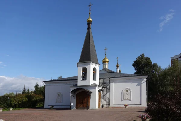 Eglise orthodoxe blanche contre le ciel bleu — Photo