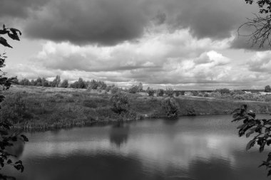 Nehrin üzerinde gökyüzünde güzel yağmur bulutları ve sonbaharda bozkır. Tek Renkli