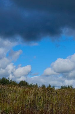 Gökyüzünde fırtına bulutları. Mavi gökyüzünün görünür olduğu bulutlardaki berraklık
