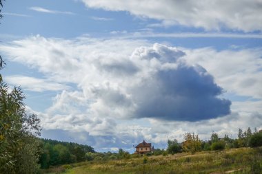 Tarlanın üzerine yağmur bulutları yağıyor. Sonbahar manzarası. Rusya