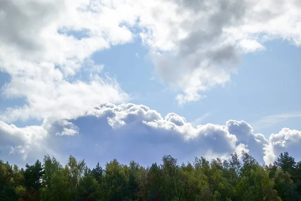 Облака дождя над полем. Осенний пейзаж. Россия — стоковое фото