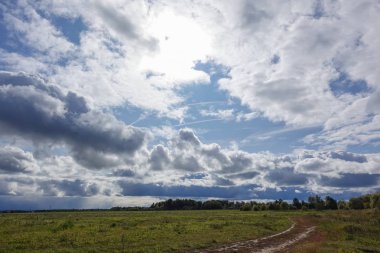 Tarlanın üzerine yağmur bulutları yağıyor. Sonbahar manzarası. Rusya