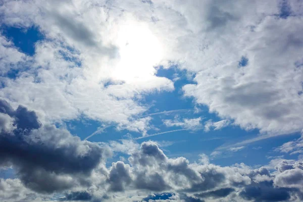 カラフルな雲と美しい青い空 — ストック写真
