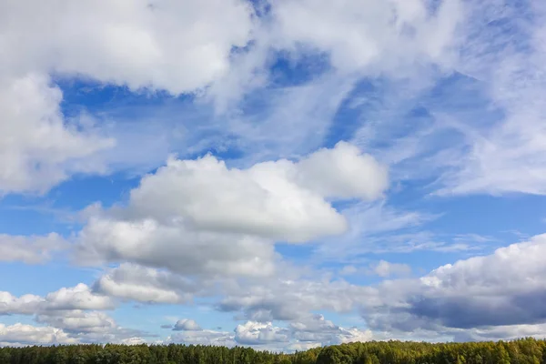 Wunderschöner blauer Himmel mit wolkenverhangenen Wolken — Stockfoto
