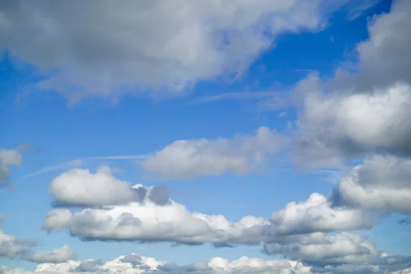 Прекрасное голубое небо с облаком шерсти — стоковое фото