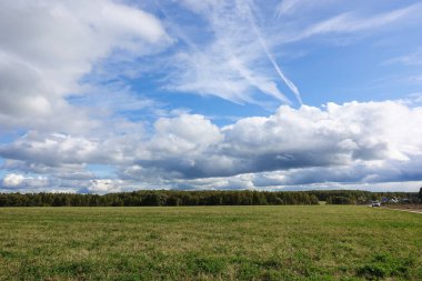 Tarlanın üzerine yağmur bulutları yağıyor. Sonbahar manzarası. Rusya