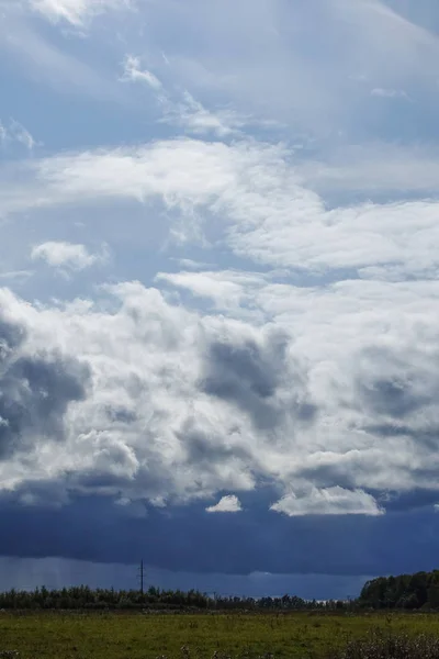 Nubes de lluvia sobre el campo. Paisaje de otoño. Rusia —  Fotos de Stock