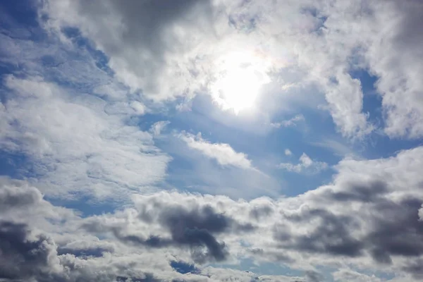 Splendido cielo blu con nuvola fleecy — Foto Stock