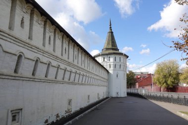 Moskova 'daki Danilovsky Manastırı' nın kale duvarı ve kulesi