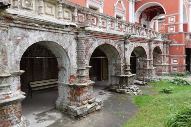 Kemerli eski tuğla duvar. Yıpranmış duvar yüzeyi. Grunge duvar arka planı. Binanın eski püskü yüzü..