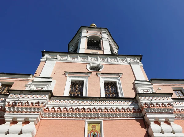 Wieża cerkwi prawosławnej. górna część fasady świątyni w Moskwie, strzał z dołu i jasne niebo w tle — Zdjęcie stockowe