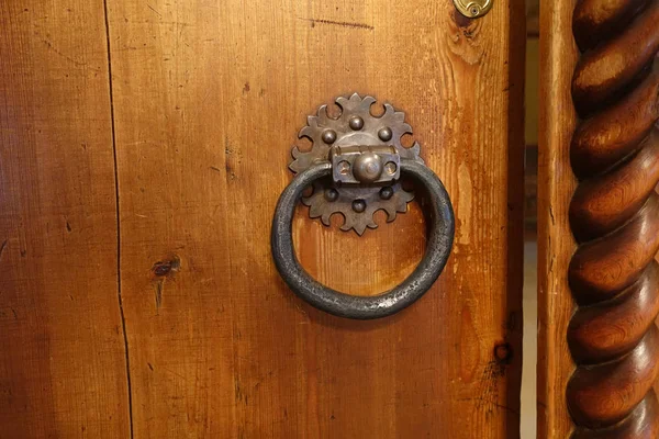 Antique doorknob in the form of a ring on an old door — Stock Photo, Image