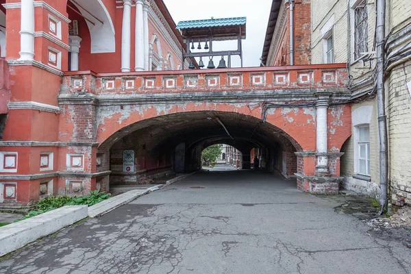Viejo puente de piedra. Arco de ladrillo y túnel en un edificio antiguo —  Fotos de Stock
