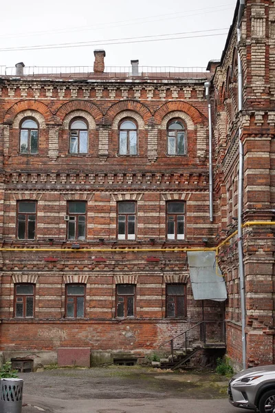 Façade d'un vieux bâtiment en brique à Moscou. Ancien bâtiment résidentiel — Photo
