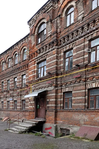 Fachada de um velho edifício de tijolos em Moscou. Antigo edifício residencial — Fotografia de Stock