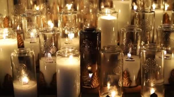教堂里点着蜡烛 靠近点 — 图库视频影像