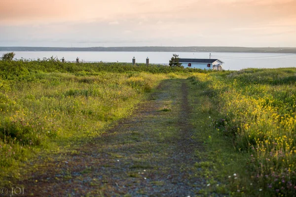 Zonsondergang Het Veld Het Witte Huis Vloeren Oceaan Licht Huis — Stockfoto