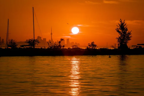 Sommaren Solig Dag Soluppgång Sjö Och Yacht — Stockfoto