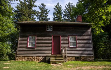 Eski ahşap ev. Tarihi bir ev. Ormandaki kulübe.