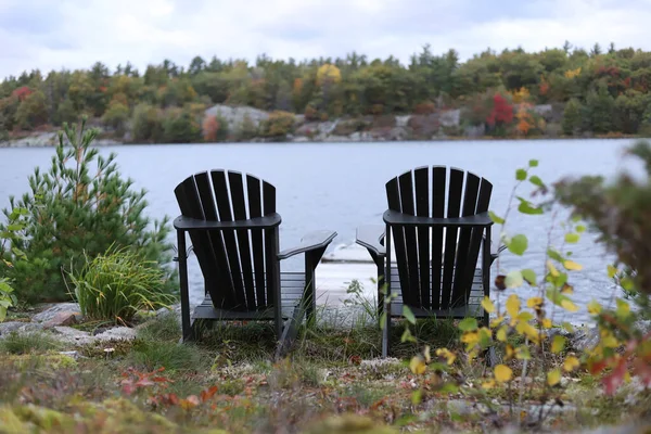 秋天的自然湖边有两把扶手椅 旅游业 — 图库照片